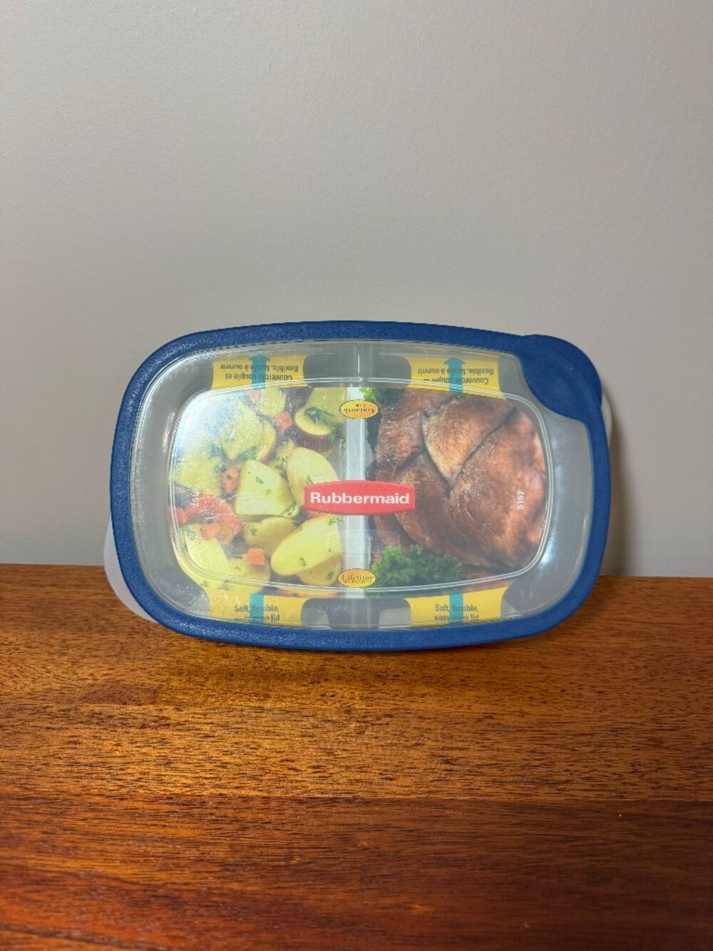Rubbermaid Servin Saver (D) Divided Food Container Blue Rim - 1.7 PT/3.4 cups